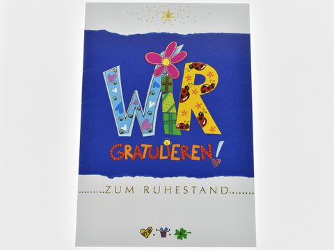 Eine bunte und fröhlich gestaltete Glückwunschkarte zum Ruhestand mit den Worten Wir Gratulieren in großen, dekorativen Buchstaben und einem blauen Hintergrund. Hersteller Juwelier Harnisch.