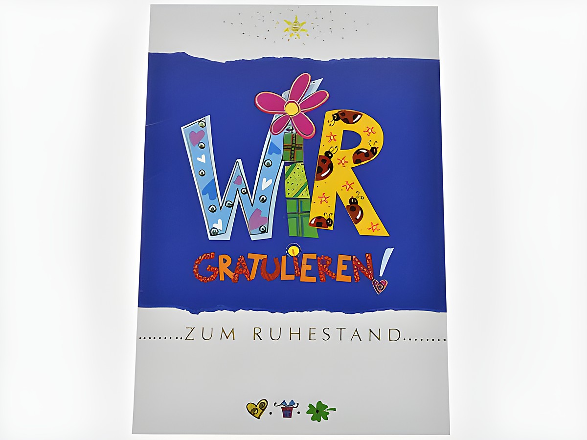 Eine bunte und fröhlich gestaltete Glückwunschkarte zum Ruhestand mit den Worten Wir Gratulieren in großen, dekorativen Buchstaben und einem blauen Hintergrund. Hersteller Juwelier Harnisch.