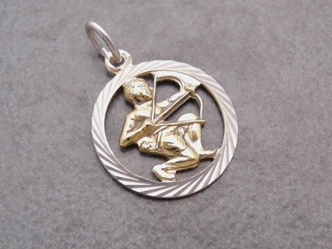 Schütze Silber Sternzeichen mit Vergoldung, dargestellt durch einen Bogenschützen in einem kreisförmigen Anhänger, Hersteller Juwelier Harnisch, Schütze.