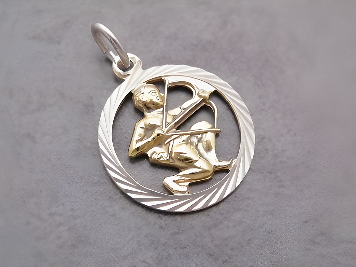 Schütze Silber Sternzeichen mit Vergoldung, dargestellt durch einen Bogenschützen in einem kreisförmigen Anhänger, Hersteller Juwelier Harnisch, Schütze.