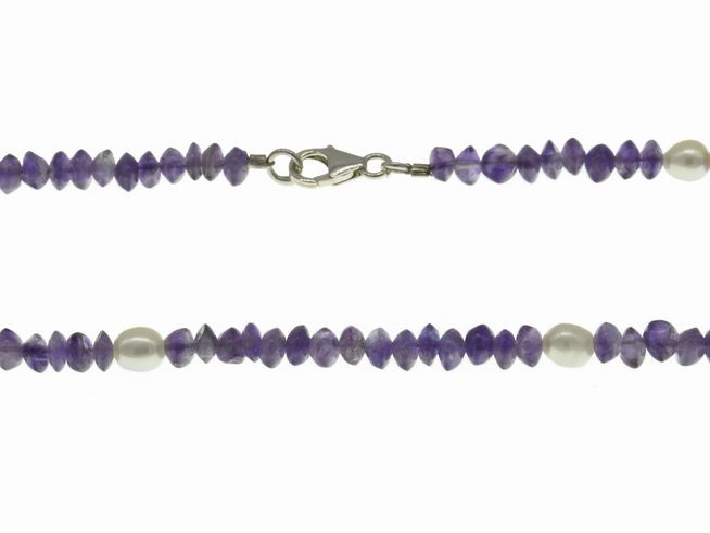 Steinkette aus Amethyst und Süßwasser-Zuchtperlen in lila und weiß, mit einer Länge von 45 cm und einem Silberverschluss, exklusiv vom Juwelier Harnisch.