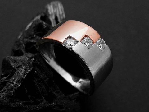 300794-0 Silber rhodinierter Bicolor-Rosé Silberring mit Zirkonia, Größe 52, Hersteller Juwelier Harnisch. Der Ring zeigt ein modernes Design mit drei funkelnden Steinchen.