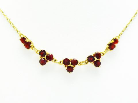 Granat Collier Kette 40,5 cm in Gold mit funkelnden Granatsteinen, hergestellt von Juwelier Harnisch, das Collier hat einen dekorativen Mittelteil und verleiht jedem Outfit Eleganz.