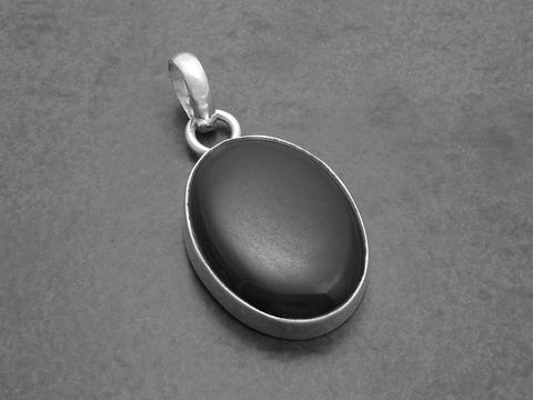 Onyx ovaler Capuchon schlicht gefasst Silber Anhänger von Juwelier Harnisch. Der Anhänger zeigt einen glänzenden schwarzen Onyx in einer feinen Silberfassung.
