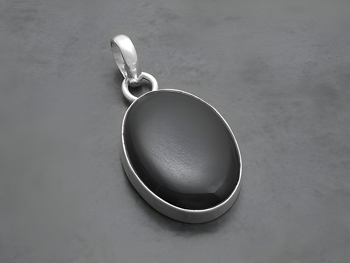 Onyx ovaler Capuchon schlicht gefasst Silber Anhänger von Juwelier Harnisch. Der Anhänger zeigt einen glänzenden schwarzen Onyx in einer feinen Silberfassung.