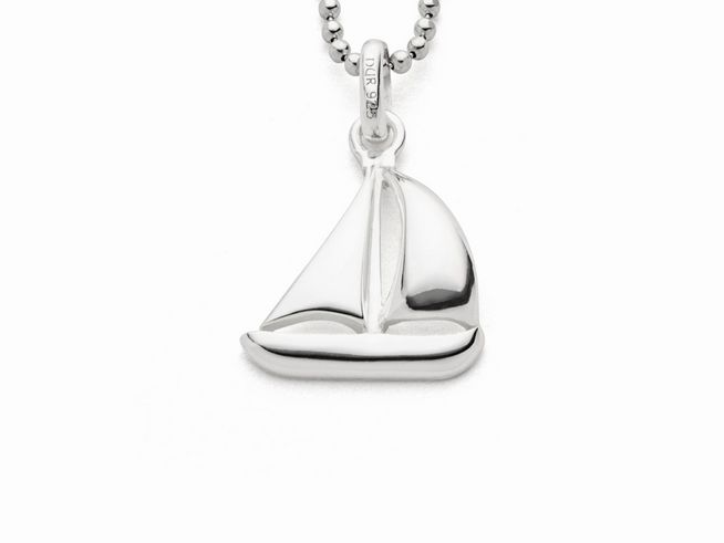 Sterling Silber Anhänger Ahoi von DUR in Form eines Segelboots mit glatter Oberfläche, ideal für maritime Liebhaber und als stilvolles Accessoire für jeden Anlass.