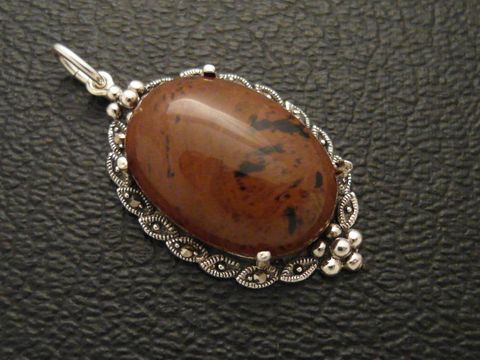 30752-0 Cabochon Mahagoni Obsidian Silber Medaillon Anhänger von Juwelier Harnisch mit feiner, filigraner Silberfassung und ovalem, glatter Cabochonstein in warmen Brauntönen.