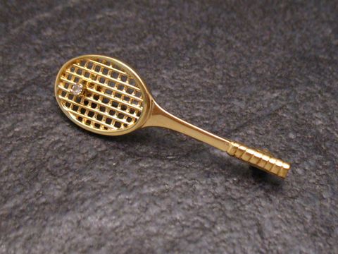 Tennisschläger Brosche aus Gold 333, 4,3 cm lang, mit feiner Netzstruktur und schickem Design von Juwelier Harnisch, ideal für Sportliebhaber und als elegantes Accessoire.