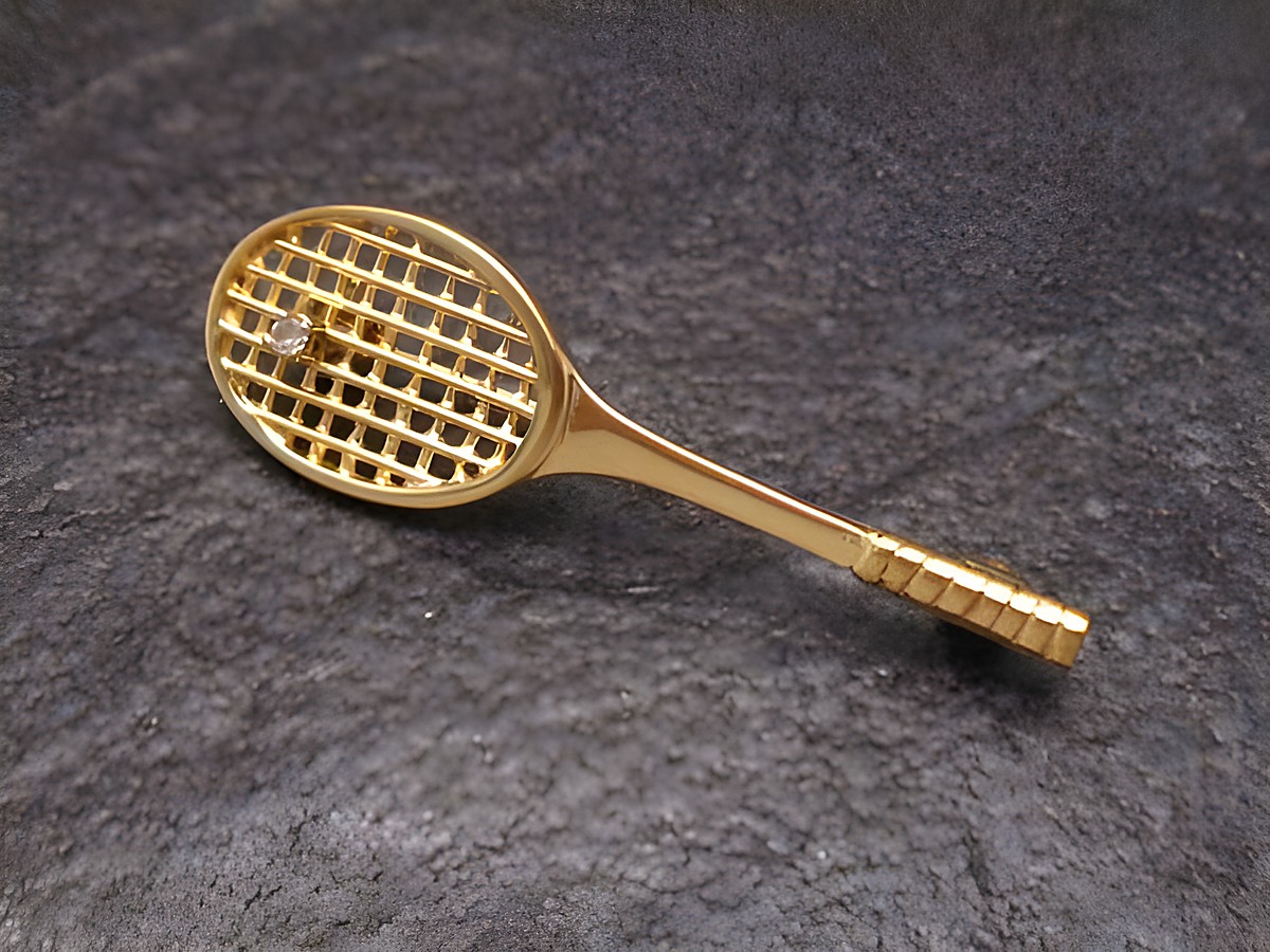 Tennisschläger Brosche aus Gold 333, 4,3 cm lang, mit feiner Netzstruktur und schickem Design von Juwelier Harnisch, ideal für Sportliebhaber und als elegantes Accessoire.