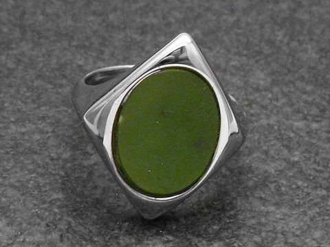 Silberring rho extravagant mit verstellbarer Größe und grünem Jade-Stein, hergestellt von Juwelier Harnisch, rhodiniert, modernes Design.