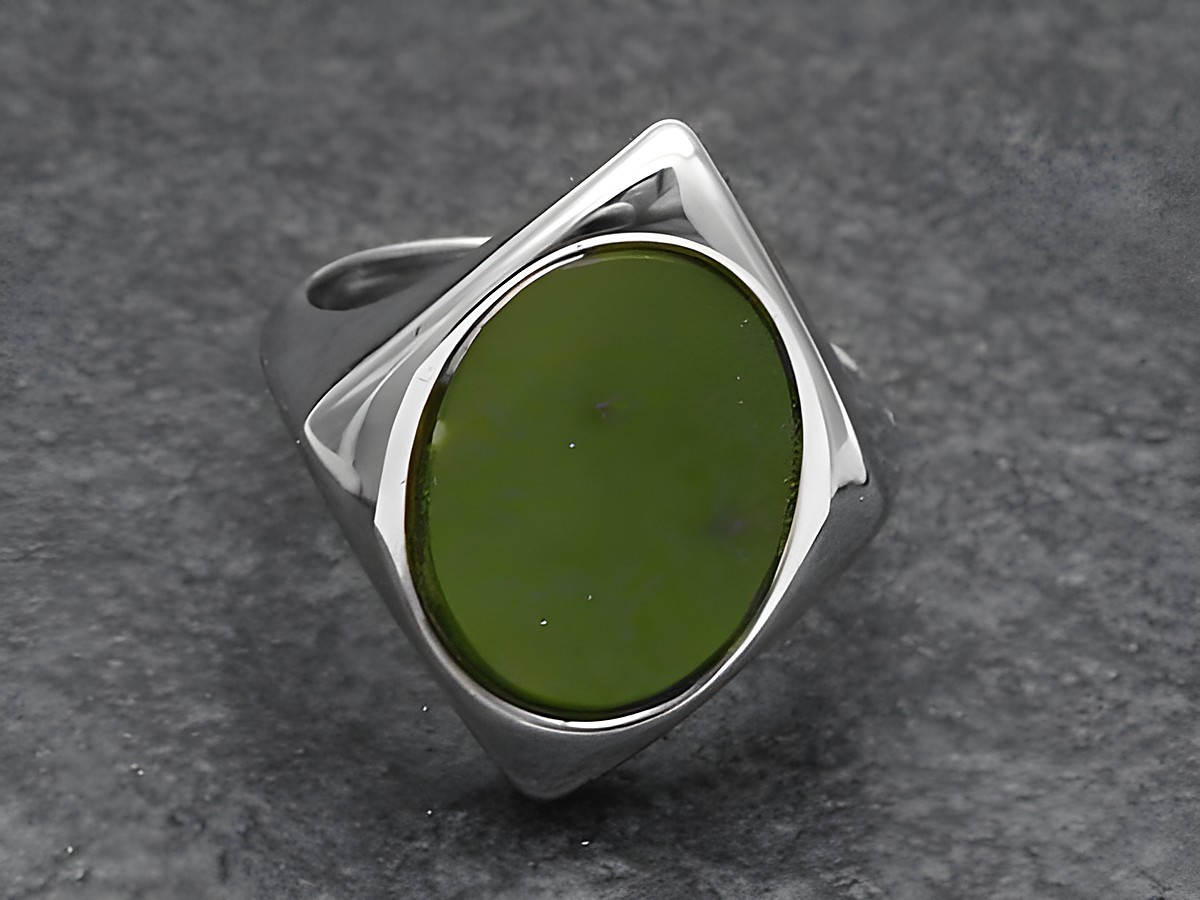 Silberring rho extravagant mit verstellbarer Größe und grünem Jade-Stein, hergestellt von Juwelier Harnisch, rhodiniert, modernes Design.
