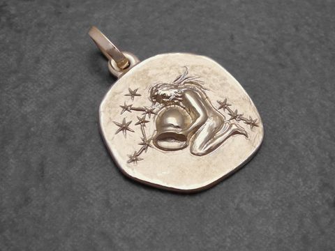Wassermann Anhänger aus Gold mit einer stilisierten Darstellung des Sternzeichens und Sternenmotiven, hergestellt von Juwelier Harnisch, ideal für Liebhaber astrologischer Schmuckstücke.