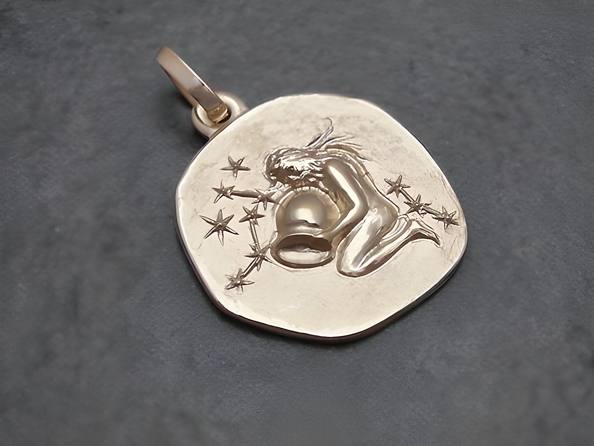 Wassermann Anhänger aus Gold mit einer stilisierten Darstellung des Sternzeichens und Sternenmotiven, hergestellt von Juwelier Harnisch, ideal für Liebhaber astrologischer Schmuckstücke.