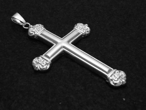 Kreuz Antik nostalgisch 44mm Anhänger aus Sterling Silber, gefertigt von Juwelier Harnisch, schlicht mit verziertem Design an den Enden.