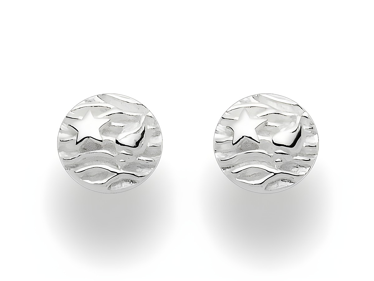 Zwei runde Ohrstecker aus Sterling Silber mit wellenförmiger Oberflächengestaltung und einem eingeprägten Stern, die einen maritimen Stil verkörpern, passend zu DUR Schmuck O5077.