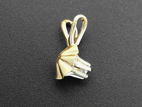 Gold Anhänger in Form einer filigranen Blüte mit einem Diamanten, gefertigt aus 585 Gold, Hersteller Juwelier Harnisch, ideal für eleganten Schmuck.