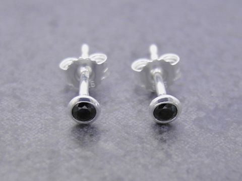 Ohrringe Kreis aus Sterling Silber, filigran gestaltet und mit schwarzem Zirkonia verziert, Hersteller Juwelier Harnisch, elegant und zeitlos im Design.