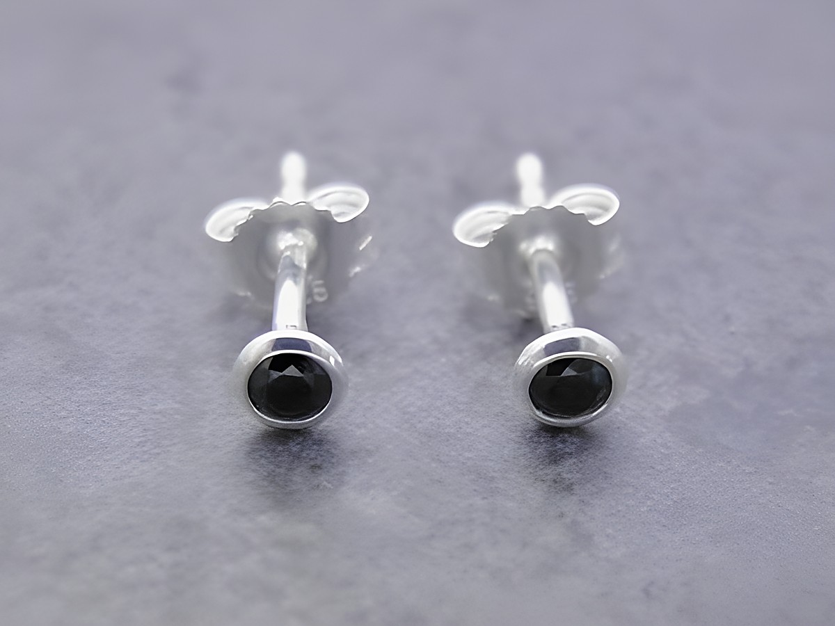 Ohrringe Kreis aus Sterling Silber, filigran gestaltet und mit schwarzem Zirkonia verziert, Hersteller Juwelier Harnisch, elegant und zeitlos im Design.