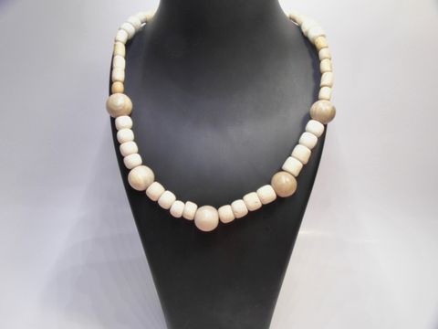 Holzkette mit naturbraunen Kugeln von 15 mm, Länge 60 cm, aus Holz, idealer Schmuck für natürliche Akzente, Hersteller Juwelier Harnisch.