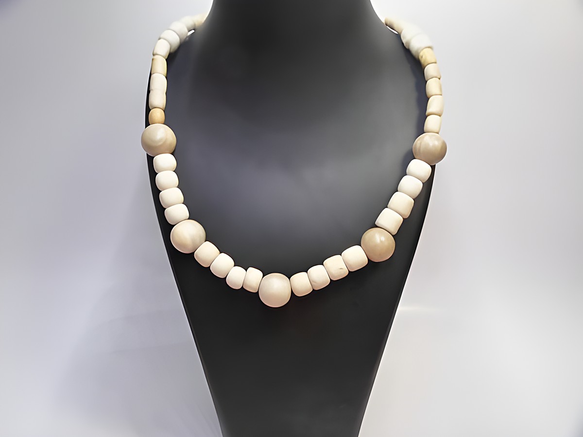 Holzkette mit naturbraunen Kugeln von 15 mm, Länge 60 cm, aus Holz, idealer Schmuck für natürliche Akzente, Hersteller Juwelier Harnisch.