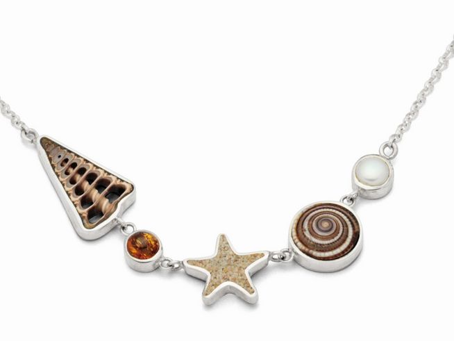 Die DUR Kette Strandrausch 2.0 K2589 aus Sterling Silber zeigt eine ästhetische Kombination aus Muschelmotiven und einem Stern, ideal für einen maritimen Look in verschiedenen Längen.