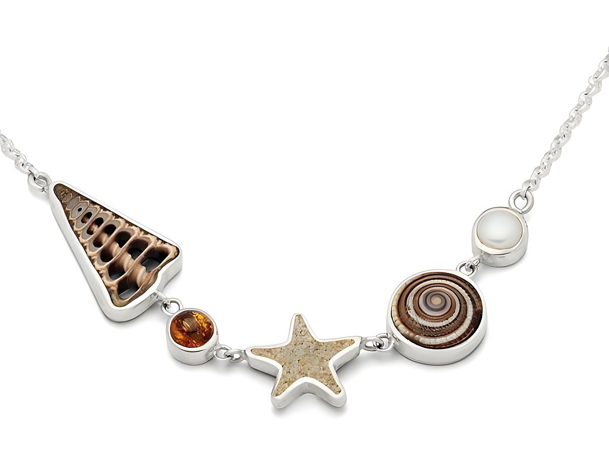 Die DUR Kette Strandrausch 2.0 K2589 aus Sterling Silber zeigt eine ästhetische Kombination aus Muschelmotiven und einem Stern, ideal für einen maritimen Look in verschiedenen Längen.