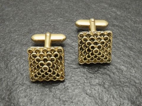 Manschettenknöpfe vergoldet in Pyramidenform, inspiriert von Ägypten, Hersteller: Juwelier Harnisch, goldfarben, elegant und stilvoll für besondere Anlässe.
