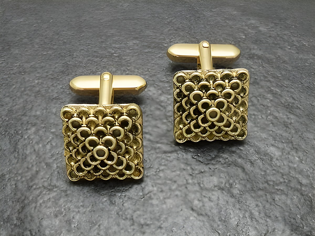 Manschettenknöpfe vergoldet in Pyramidenform, inspiriert von Ägypten, Hersteller: Juwelier Harnisch, goldfarben, elegant und stilvoll für besondere Anlässe.