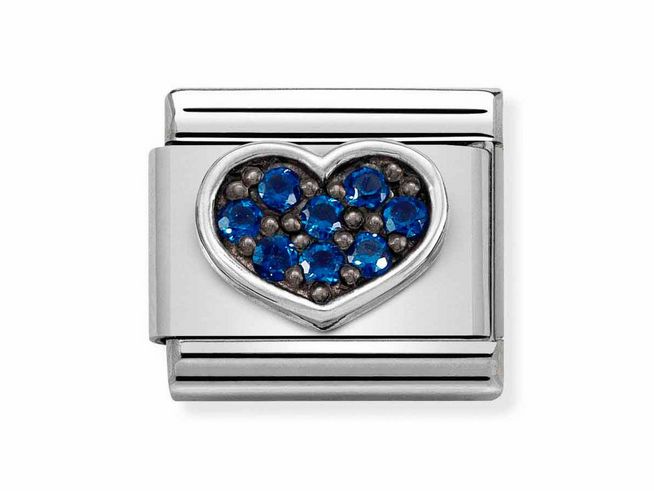 Edelstahl Charm von Nomination mit oxidierten Symbolen und einem blauem Herz aus Zirkonia, ideal für eine stilvolle Armbandgestaltung.