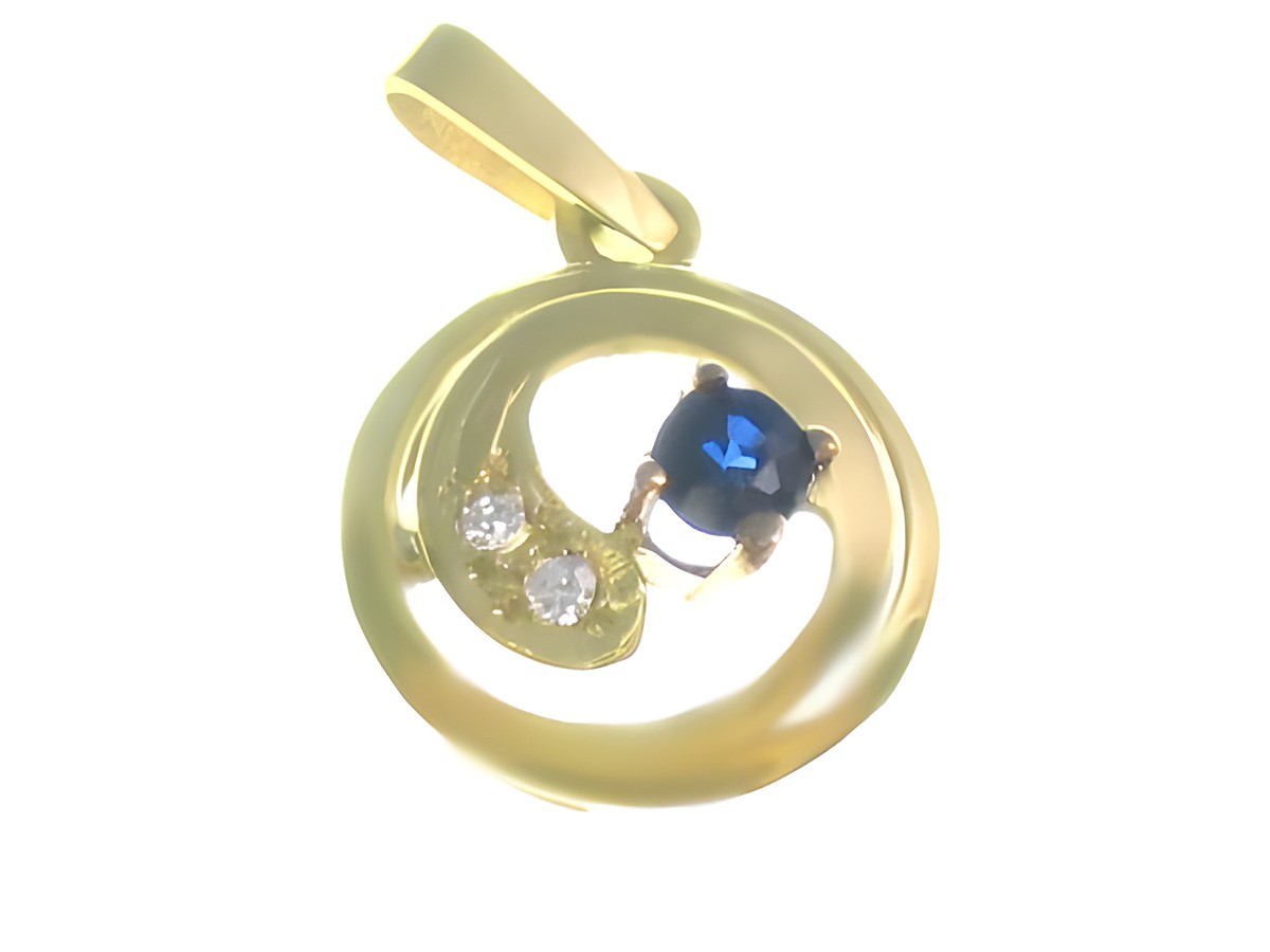 Rund Diamant Gold Anhänger aus Gelbgold mit einem blauen Saphir und zwei weißen Diamanten, hergestellt von Juwelier Harnisch.