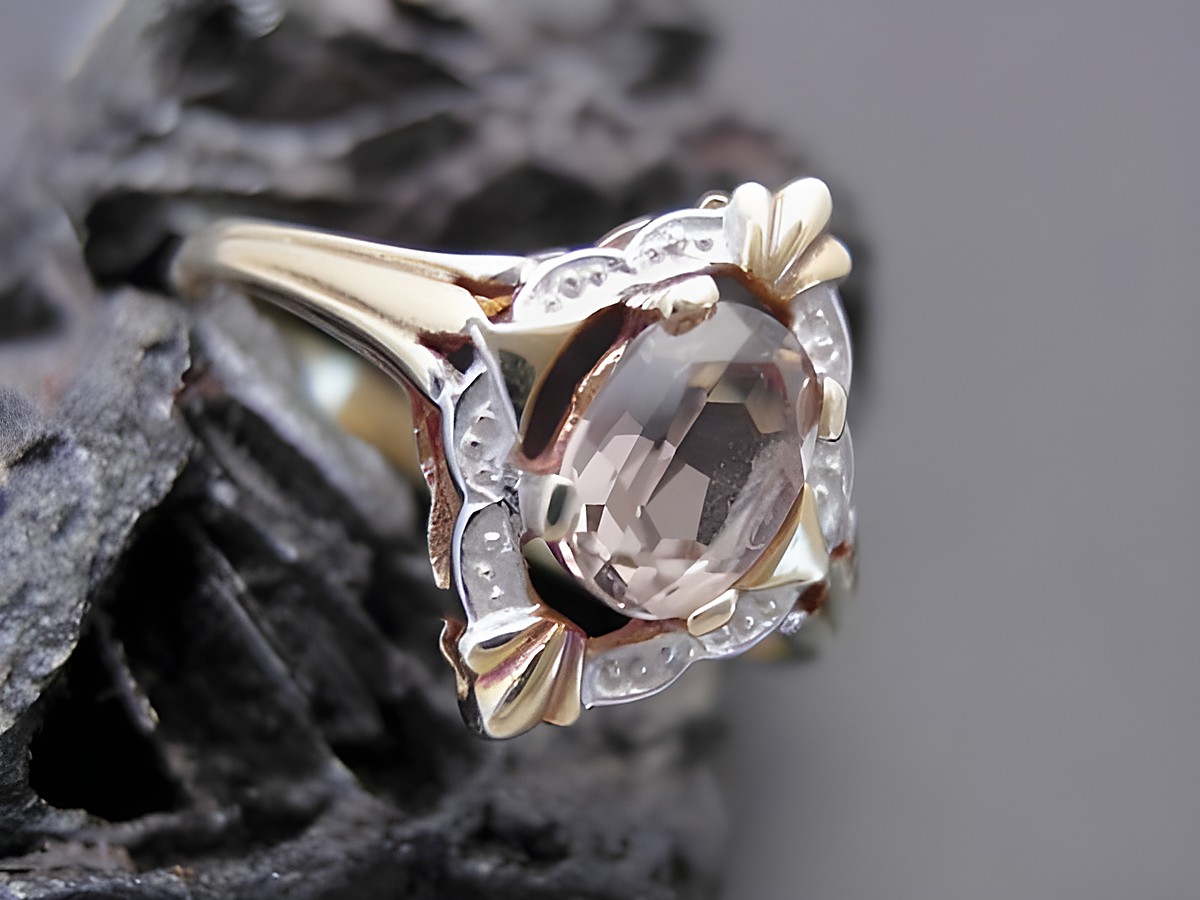 Goldring in Gr. 55,5 mit Rauchtopas und Gold 333, kunstvoll gestaltet vom Juwelier Harnisch, bis Gr. 56/18. Elegantes Schmuckstück mit feinen Details.
