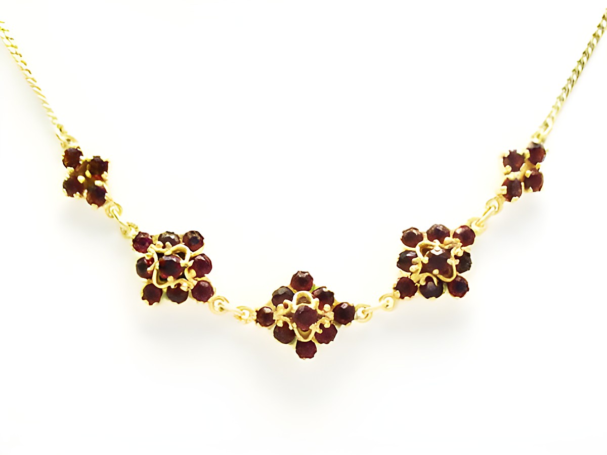 Granat Collier Kette 39 cm aus Silber vergoldet mit kunstvoll angeordneten Granatsteinen, hergestellt von Juwelier Harnisch, elegante Collierschmuck für besondere Anlässe.