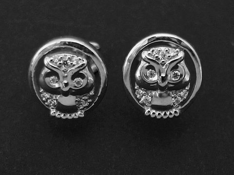 Silberne Ohrringe in Eulenform mit Zirkonia in Weiß, hergestellt von Juwelier Harnisch, symbolisch und elegant, ideal für jeden Anlass.
