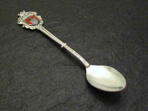 Löffel mit dem Wappen von Hamburg, gefertigt aus echtem Silber und emailliert, Hersteller Juwelier Harnisch, ideal als Souvenir aus Hamburg.