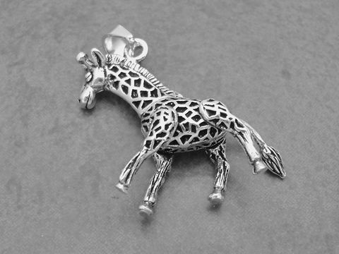Silber Anhänger - Giraffe - beweglich - tierisch, Hersteller: Juwelier Harnisch, Tiere. Der Anhänger zeigt eine detailreiche Giraffe in verspielter Pose aus feinem Silber.