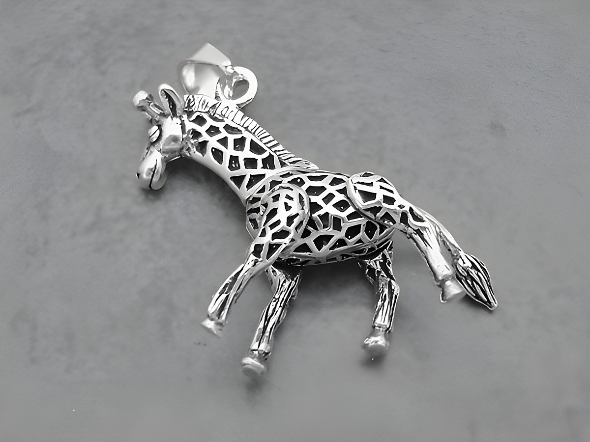 Silber Anhänger - Giraffe - beweglich - tierisch, Hersteller: Juwelier Harnisch, Tiere. Der Anhänger zeigt eine detailreiche Giraffe in verspielter Pose aus feinem Silber.