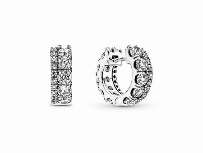 Zwei elegante Pandora Earring hoops aus Sterling Silber mit doppeltem Pavé-Reifen Design, funkelnde Zirkonia in klarer Farbe, perfekt für jeden besonderen Anlass.