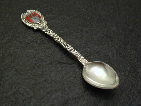 Moccalöffel aus echtem Silber mit emailliertem Hamburg Wappen, Hersteller Juwelier Harnisch, hochwertiges Hamburg Souvenir, detailreiche Verarbeitung und nostalgischer Charme.