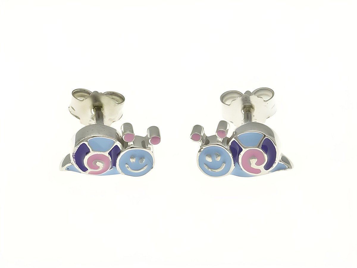 Schnecken Ohrstecker aus rhodiniertem Sterling Silber mit farbiger Emaille, hergestellt von Juwelier Harnisch, ideal für Kinder. Die Ohrstecker zeigen lächelnde Schnecken in bunten Farben.