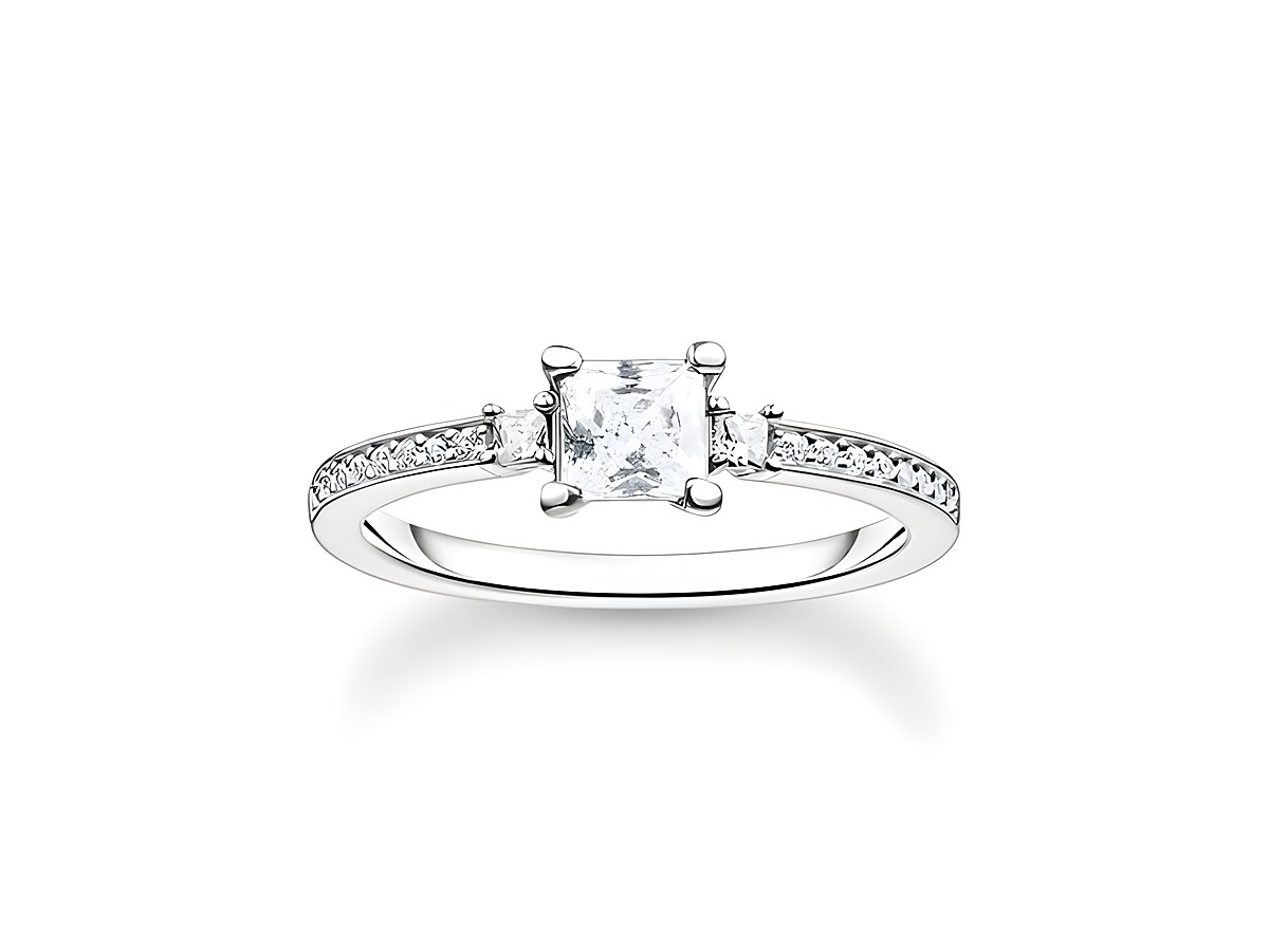 Der Ring von Thomas Sabo aus Sterling Silber in Größe 48 besticht durch einen quadratischen Zirkonia-Stein in der Mitte und funkelnde Zirkonia-Steine am Ringband.