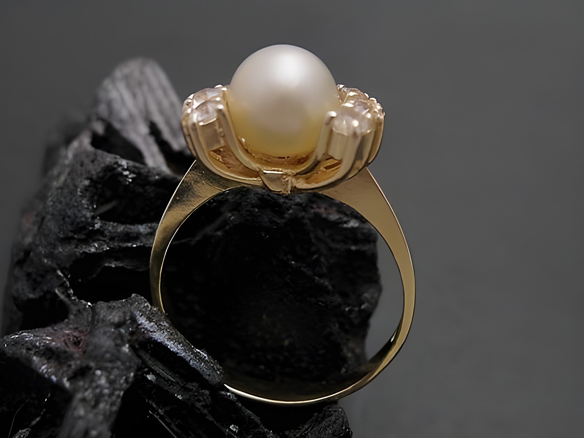 Gold Perlen Ring edel Größe 52 mit 6,9 mm Zuchtperle und Zirkonia Gold 333 von Juwelier Harnisch auf schwarzem Untergrund. – Ansicht 2