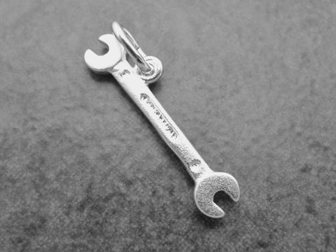 Schraubenschlüssel Anhänger aus Sterling Silber von Juwelier Harnisch, ideal für Handwerker und Technikbegeisterte, als stilvolles Schmuckstück für jeden Beruf.
