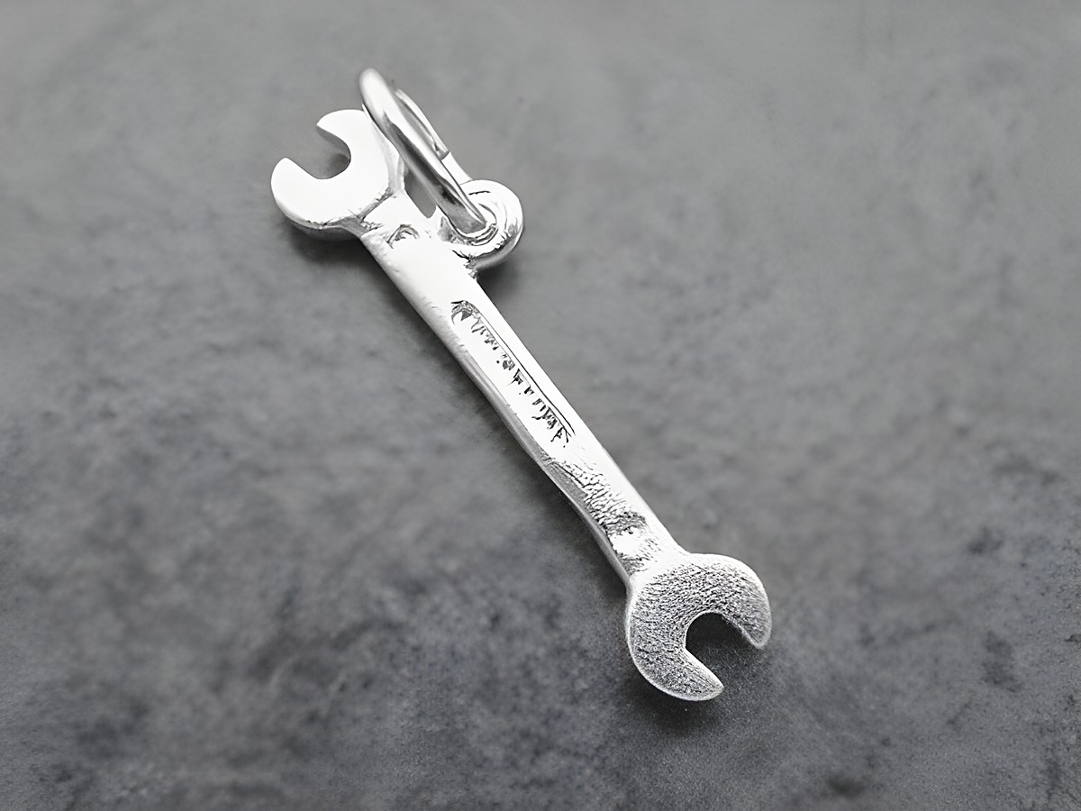 Schraubenschlüssel Anhänger aus Sterling Silber von Juwelier Harnisch, ideal für Handwerker und Technikbegeisterte, als stilvolles Schmuckstück für jeden Beruf.