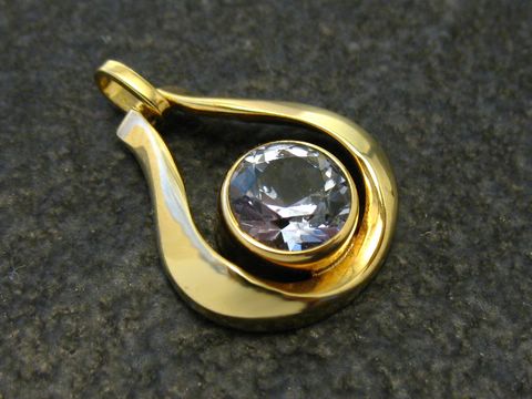 Designer Goldanhänger mit Bergkristall, Durchmesser 18 mm, vom Hersteller Juwelier Harnisch. Der Anhänger zeigt eine elegante, geschwungene Form und strahlt edlen Glanz aus.