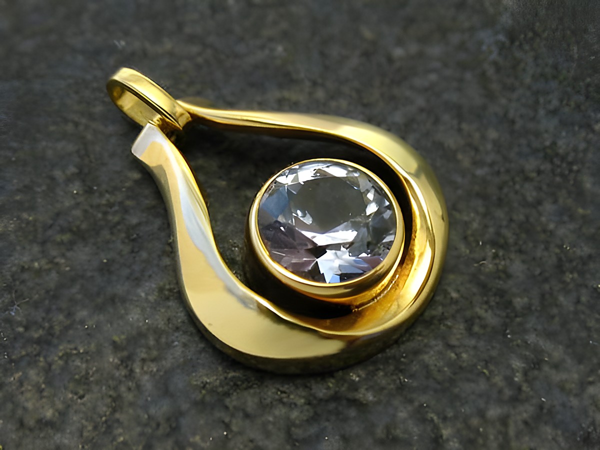 Designer Goldanhänger mit Bergkristall, Durchmesser 18 mm, vom Hersteller Juwelier Harnisch. Der Anhänger zeigt eine elegante, geschwungene Form und strahlt edlen Glanz aus.