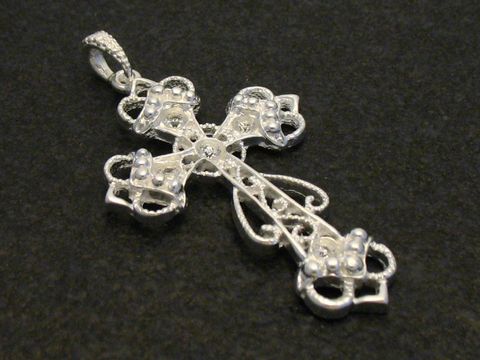 Silber Kreuz mit Zirkonia Anhänger aus Sterling Silber, filigran gearbeitet mit dekorativen Details und einem funkelnden Stein in der Mitte, geeignet als edles Schmuckstück.
