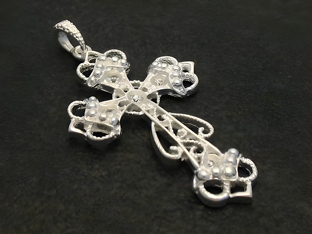 Silber Kreuz mit Zirkonia Anhänger aus Sterling Silber, filigran gearbeitet mit dekorativen Details und einem funkelnden Stein in der Mitte, geeignet als edles Schmuckstück.