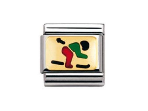 Emaillierter Skifahrer in lebendigen Farben auf einer Classic Nomination von Nomination. Der Skifahrer zeigt eine dynamische Abfahrtshaltung auf goldfarbenem Hintergrund.