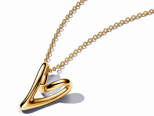 Organisch geformter Herzanhänger aus vergoldetem Material an einer feinen Kette von Pandora mit einer Länge von 70 cm, elegant und modern im Design.