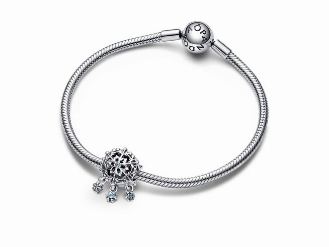 Sterling Silber Armband mit dem Pandora Charm 792367C01, verziert mit blauem Kristall und einem filigranen Design, ideal für eine elegante Ausstrahlung und perfekten Glanz.